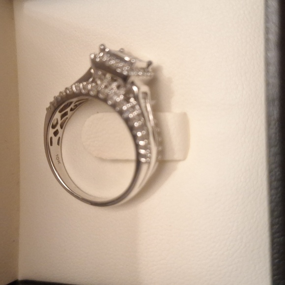 BEAUTIFUL 10K WHITE GOLD SQUARE DIAMOND CLUSTER ENGAGEMENT RING - Picture 5 of 15